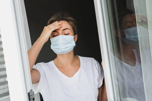 Trött Kvinna Med Förebyggande Mask För Att Andas Med Frisk — Stockfoto