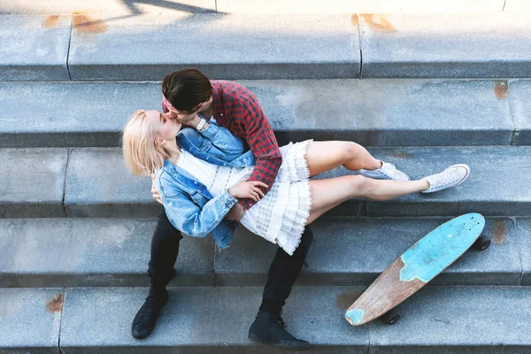 Casal Adolescente Elegante Sentado Beijando Uma Escada Concreto — Fotografia de Stock