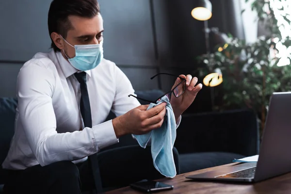 Young Businessman Wearing Prevention Mask Cleaning His Eyeglasses Blue Fabric — Stock Photo, Image