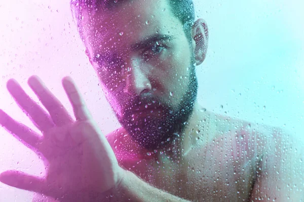 Retrato Jovem Bonito Através Vidro Molhado Luz Néon — Fotografia de Stock