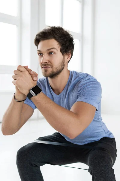 Hombre Barbudo Guapo Haciendo Sentadillas Con Una Banda Resistencia Bucle — Foto de Stock