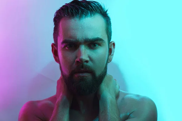Porträtt Stilig Ung Man Med Våt Hud Neonljus — Stockfoto