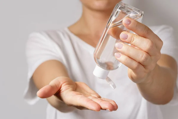 Hygiene Und Gesundheitskonzept Frau Mit Einer Kleinen Flasche Händedesinfektionsmittel — Stockfoto