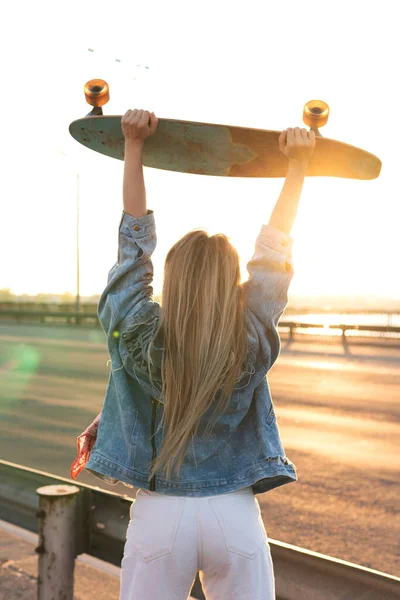 Młoda Beztroska Kobieta Longboard Moście Zachodzie Słońca — Zdjęcie stockowe