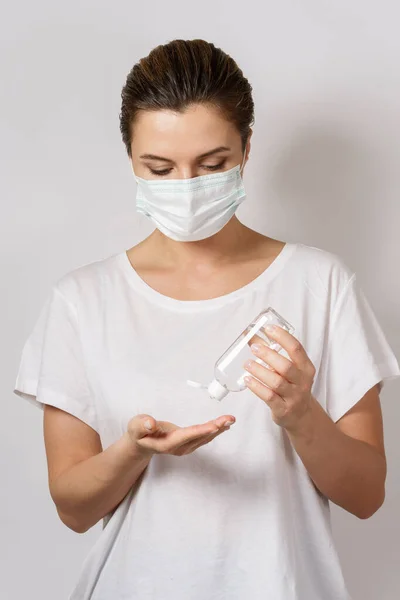 Mujer Está Protegiendo Contra Virus Uso Desinfectante Manos Mascarilla Facial —  Fotos de Stock