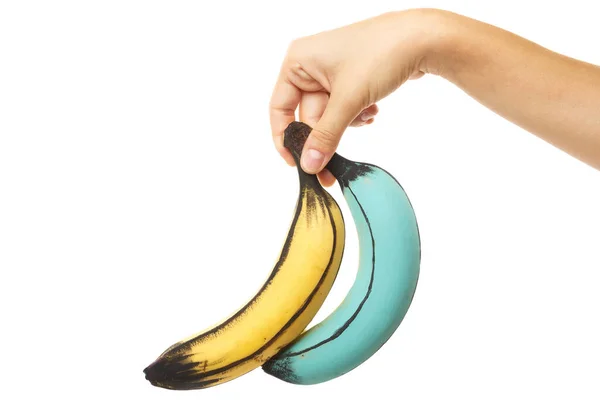 Mano Femenina Plátanos Coloridos Creativamente Decorados Sobre Fondo Blanco —  Fotos de Stock