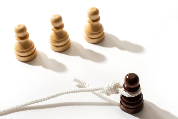 Черная пешка с петлей палача на шее. Понятие расизма и дискриминации.