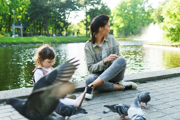 Ung Mor Och Hennes Söta Lilla Dotter Matar Fåglar Stadsparken — Stockfoto