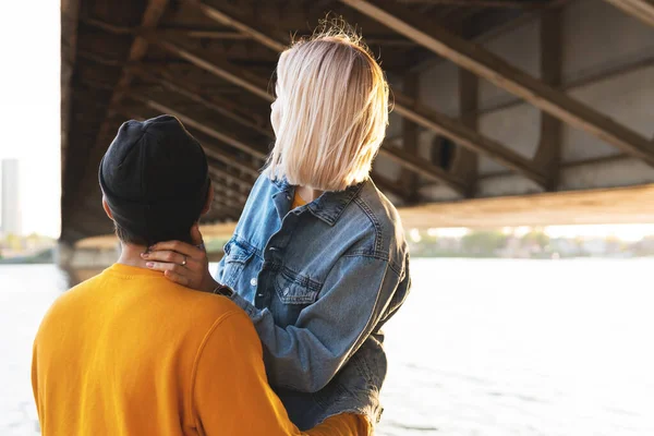 Stijlvol Tiener Paar Hebben Een Date Onder Een Brug Bij — Stockfoto