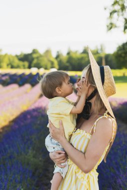 Güzel ve genç bir kadın ve küçük tatlı oğlu lavanta tarlasında