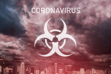 Coronavirüs salgını. Şehir manzarasına karşı biyolojik tehlike işareti. 