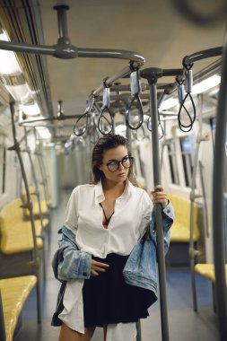 Seksi ve güzel model metro vagonunda poz veriyor.