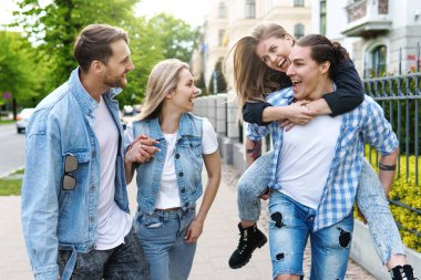 Bir grup iyi arkadaşın şehir parkında toplanıyor. Genç insanlar toplantı sırasında birbirlerini görmekten mutlu olurlar..