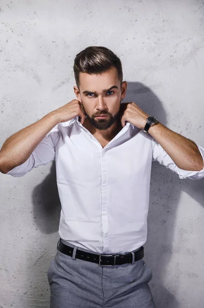 Portrait Handsome Bearded Man Wearing White Shirt Posing Concrete Wall — Stock Photo, Image