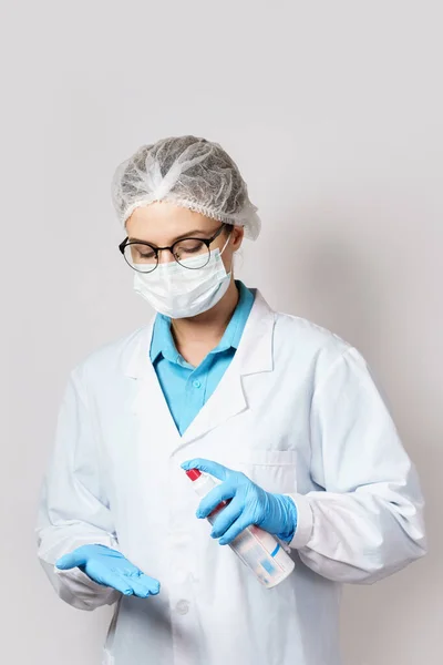 Jovem Médica Faz Uma Desinfecção Adicional Das Luvas Com Spray — Fotografia de Stock