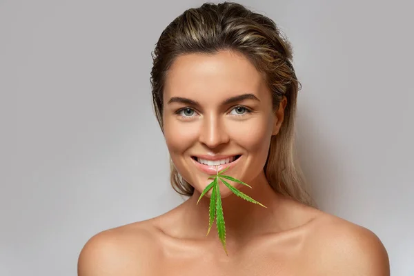 Concepto Cosméticos Cbd Hermosa Mujer Con Una Hoja Cannabis Sobre — Foto de Stock