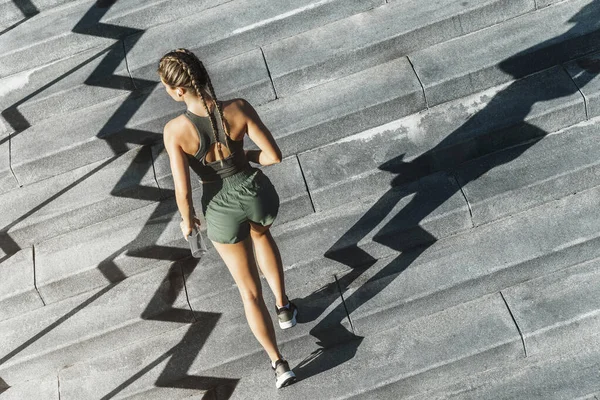 Młoda Sportowa Kobieta Biegnie Górę Betonowymi Schodami — Zdjęcie stockowe