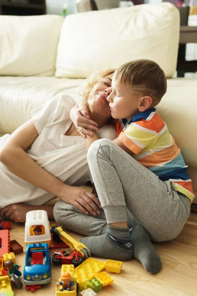 Härlig Mor Och Hennes Söta Son Omfamning Hemma — Stockfoto