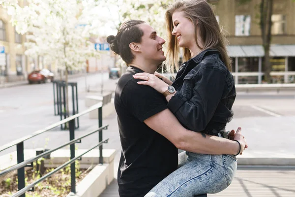 Junges Fröhliches Und Lächelndes Paar Bei Einem Date Freien — Stockfoto