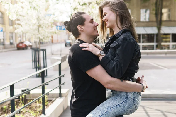 Jovem Casal Alegre Sorridente Durante Uma Data Livre — Fotografia de Stock