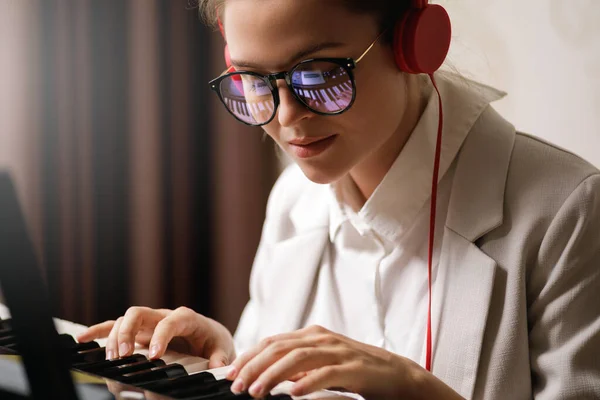 Portret Van Jonge Vrouwelijke Componist Met Een Reflectie Van Pianotoetsen — Stockfoto