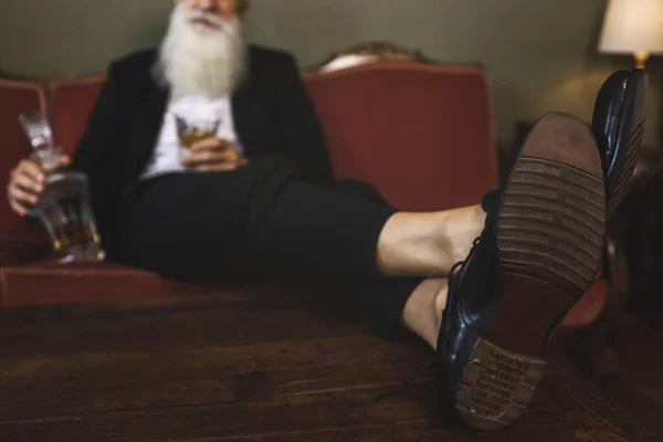 Homme Sénior Élégant Portant Des Chaussures Cuir Noir — Photo