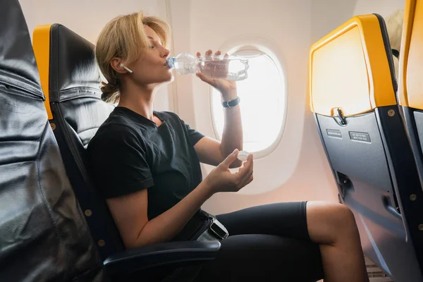 Можно взять воду в самолет