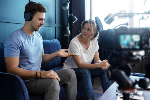 Mann Und Frau Nehmen Podcast Oder Interview Gemütlichen Studio Auf — Stockfoto