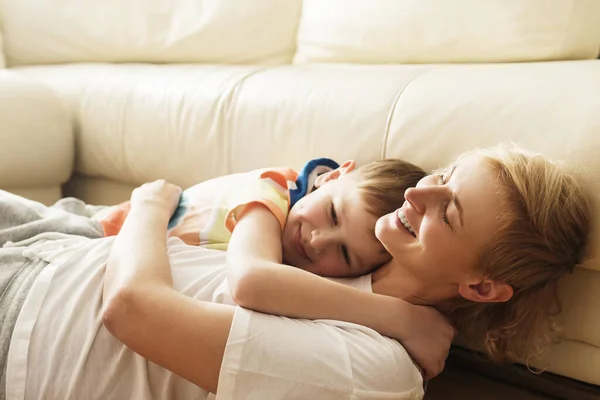 Riendo Madre Hijo Abrazo Casa Durante Día Soleado —  Fotos de Stock