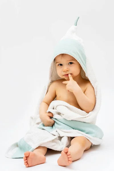 Bebek Hijyeni Bakımı Banyo Yaptıktan Sonra Kapüşonlu Havluya Sarılmış Tatlı — Stok fotoğraf