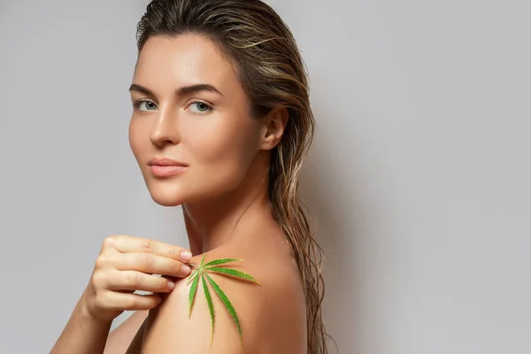 Cbd Cosmetics Concept Beautiful Woman Cannabis Leaf Gray Background — Stock Photo, Image