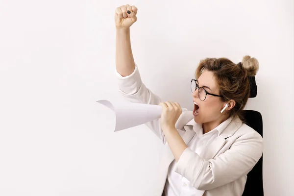 Jeune Femme Affaires Motivée Criant Dans Feuille Papier Roulé Comme — Photo