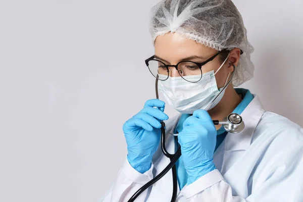Giovane Medico Pneumologo Femminile Con Uno Stetoscopio Sfondo Grigio — Foto Stock