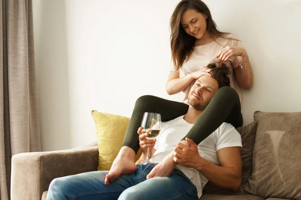 Junges Und Glückliches Paar Trinkt Wein Und Entspannt Hause — Stockfoto