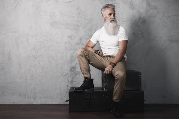 Elegante Bonito Barbudo Sênior Homem Posando Estúdio — Fotografia de Stock