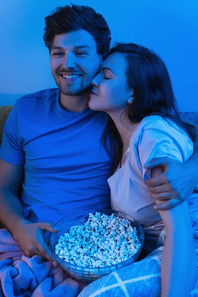 Junges Und Glückliches Paar Isst Popcorn Und Schaut Sich Film — Stockfoto