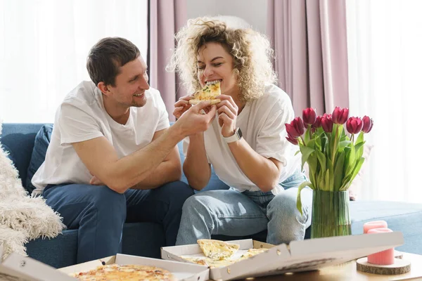 Νεαρό Και Ευτυχισμένο Ζευγάρι Τρώει Νόστιμη Πίτσα Στο Σπίτι — Φωτογραφία Αρχείου