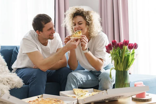 Casal Jovem Feliz Comendo Pizza Deliciosa Casa — Fotografia de Stock