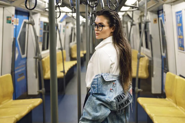 Sexy Mooi Model Poseert Rijtuig Van Metro Trein — Stockfoto