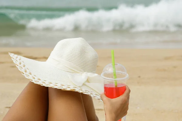 Junge Frau Mit Rotem Erfrischungsgetränk Strand — Stockfoto