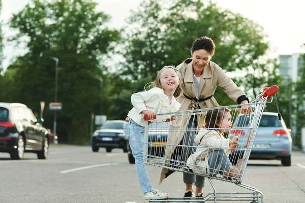 Genç Mutlu Anne Tatlı Kızları Bir Süpermarketin Yanındaki Otoparkta Alışveriş — Stok fotoğraf