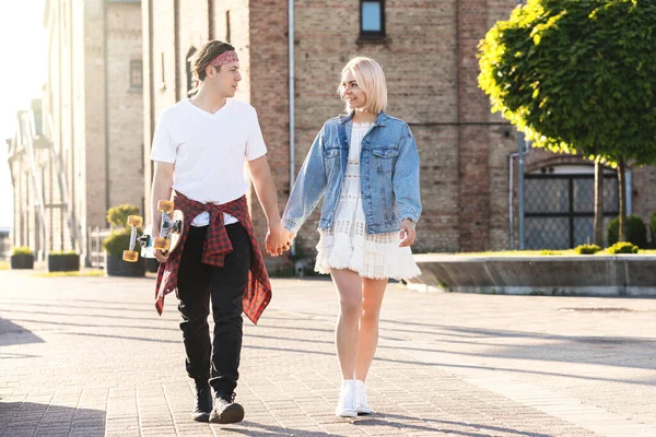 Stylisches Teenie Paar Mit Longboard Beim Date Der Stadt — Stockfoto