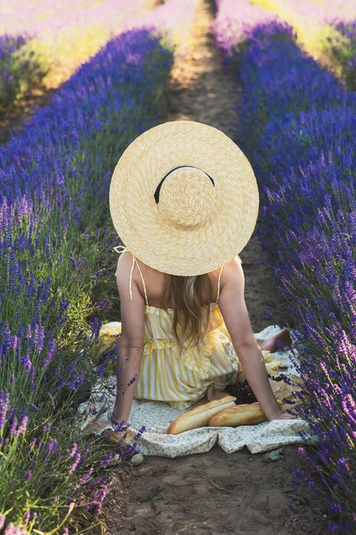 ラベンダーの花でいっぱいのフィールドで美しく若い女の子 — ストック写真