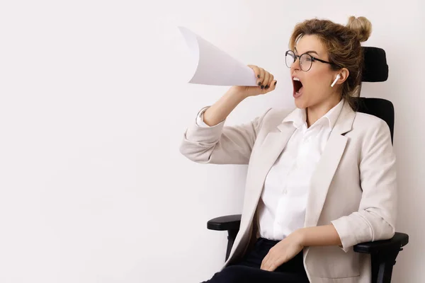 Jonge Gemotiveerde Zakenvrouw Schreeuwend Het Vel Papier Rolde Als Een — Stockfoto