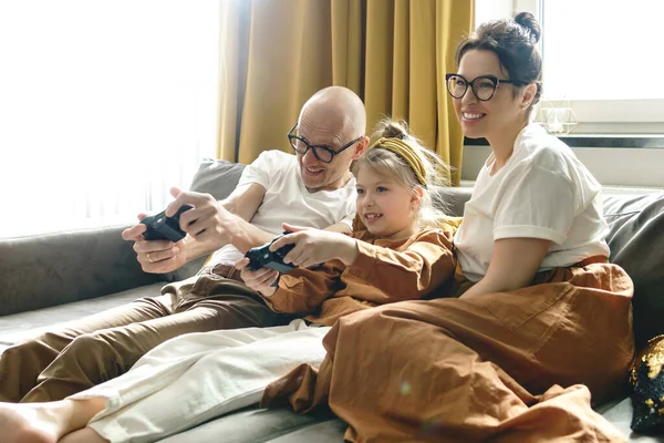 Famille Jeune Heureuse Joue Console Jeu Vidéo Maison — Photo