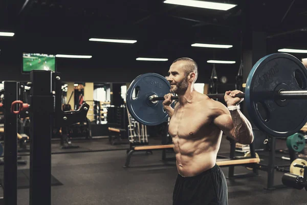 Schöner Bärtiger Bodybuilder Beim Training Mit Der Langhantel Fitnessstudio — Stockfoto