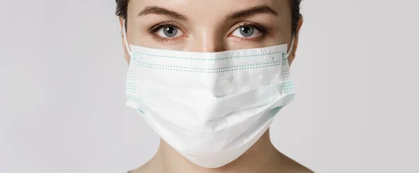 Wanita Muda Kaukasia Mengenakan Masker Wajah Untuk Perlindungan Terhadap Virus — Stok Foto