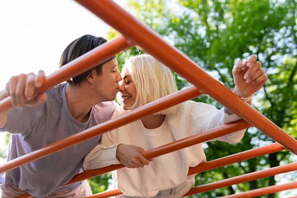 Gelukkig Zorgeloos Tienerkoppel Speeltuin Een Stadspark — Stockfoto