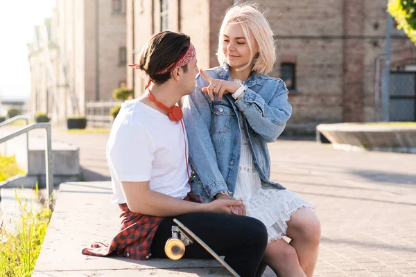 Stijlvol Tiener Paar Met Een Longboard Tijdens Hun Date Een — Stockfoto