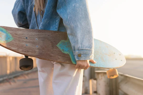 Mujer Joven Despreocupada Con Longboard Puente Atardecer —  Fotos de Stock